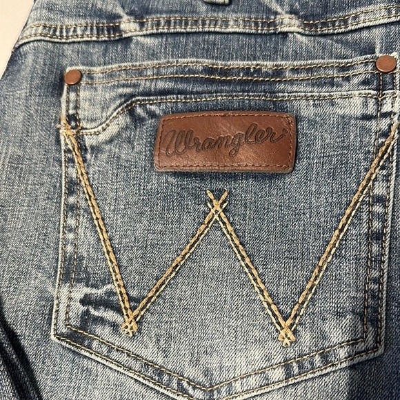 Wrangler Blue Relaxed Fit Jeans with Distressed Style - Picture 2 of 11